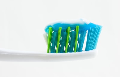 白色、蓝色和绿色牙刷配蓝色牙膏